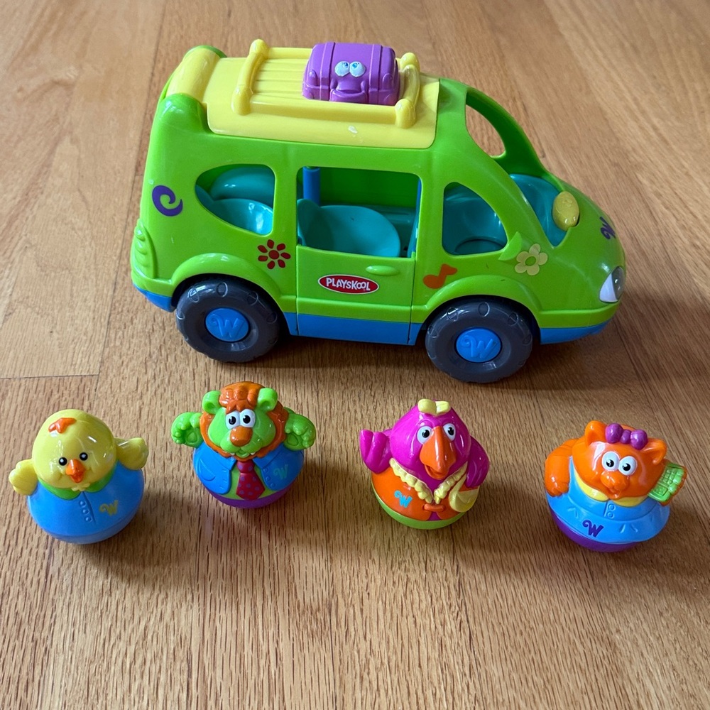 Vintage 2003 Playskool Hasbro Weebles Music/Sounds Bus & 4 Weebles Figures.
